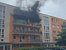 Byt v Trnov zachvtily plameny. Evakuovno bylo pes deset lid vetn dt...