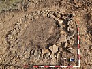 Kruhovou j�mu, kterou archeologov� objevili na p�elomu b�ezna a dubna 2025 p�i...