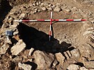 Kruhovou j�mu, kterou archeologov� objevili na p�elomu b�ezna a dubna 2025 p�i...