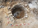 Kruhovou j�mu, kterou archeologov� objevili na p�elomu b�ezna a dubna 2025 p�i...