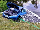 Havarovan auto vyprostili z rybnka u Herstoic hasii.