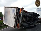 Hasii odklz havarovan kamion na dlnici D55 u Hulna. (23. kvten 2025)