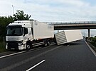 Havarovan kamion na dlnici D55 u Hulna. (23. kvten 2025)