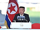 Severokorejský vdce Kim ong-un pihlíí slavnostnímu sputní válené lodi v...