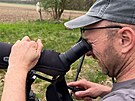 Ornitolog Vclav Zmenk hled v poli ej hnzda.