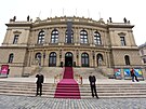 Na budov Rudolfina od rána visí erná stuha a k hlavnímu vchodu vede...