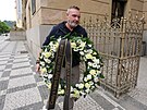 Svj smutení vnec poslala Bartokovi i dopravní sekce karlovarského festivalu...