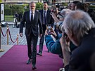 Premiér Petr Fiala p�ichází do Rudolfina na poslední rozlou�ení s Ji�ím...