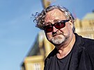 Re�isér Jan H�ebejk p�ichází do Rudolfina na poslední rozlou�ení s Ji�ím...