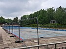 Rekrean bazn na Tyrov koupaliti ohradili pro tuto sezonu zbranami....