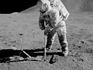 Jeden z první odbr msíního regolitu, který pak posádka mise Apollo odvezla...