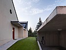 Kivka oblouku se v interiéru opakuje také v podob kruhového okna v podkroví,...