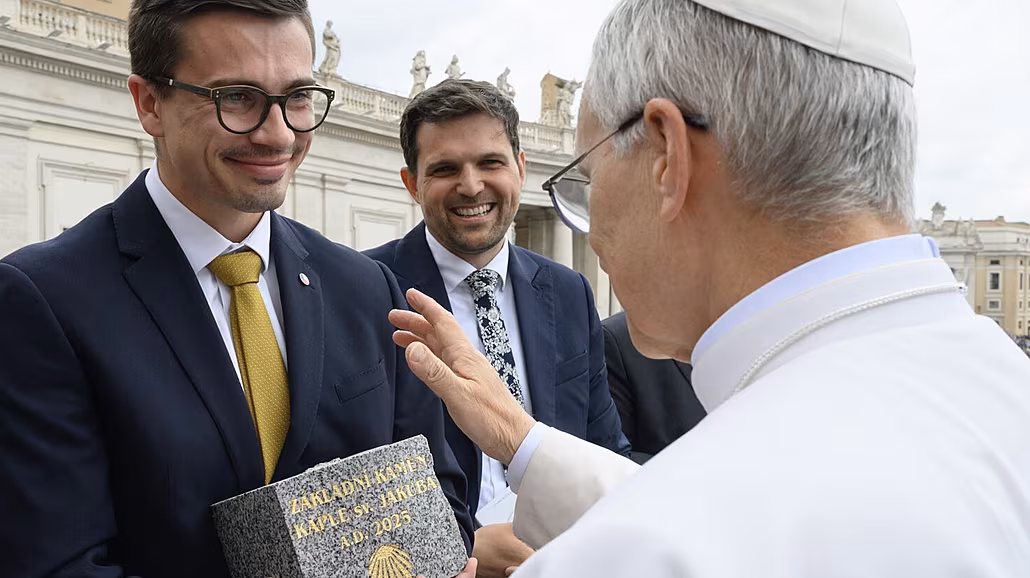 Pape� Lev XIV. osobn� po�ehnal základnímu kameni pro stavbu kaple v Zub�icích....