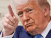 Americký prezident Donald Trump gestikuluje na  vzpomínkovém dni na...