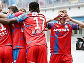 Plzetí fotbalisté se radují z gólu Pavla ulce (vpravo).