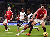 Momentka z utkání mezi Tottenhamem a Manchesterem United. Harry Maguire se...
