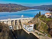 Betonová gravita�ní hráz Brn�nské p�ehrady m��í 120 metr� a v korun� má �í�ku...