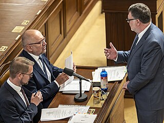 Ministr kolství Mikulá Bek a ministr financí Zbynk Stanjura ve Snmovn na...