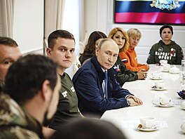 Ruský prezident Vladimir Putin na návtv Kurské oblasti mluví se zdejími...