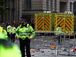 Policisté na míst�, kde do slavících fanou�k� Liverpoolu najel automobil. (26....