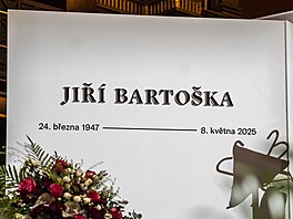 V praském Rudolfinu se veejnost louí s legendárním hercem Jiím Bartokou....