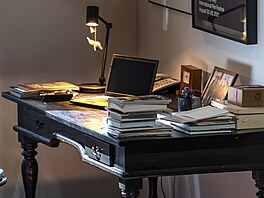 Ve Dvoákov síni je vytvoena replika kanceláe Jiího Bartoky. (20. kvtna...