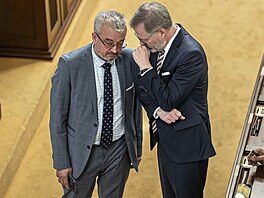 Petr Fiala a Marek Benda ve Snmovn na mimoádné schzi, jejím hlavním bodem...