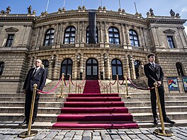 Rudolfinum se zahalilo do smutení erné, ale takté tmav ervené. ervený...