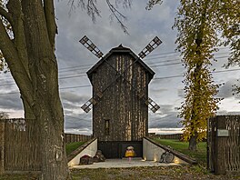 Vzduchem se míhající lopatky v�trných mlýn� ke krajin� �eského i polského...