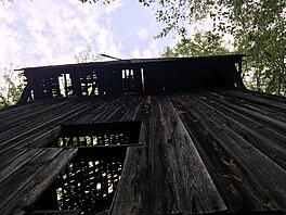 Práv� v tom zbída�elém a polorozpadlém stavu jej spolu s parcelou po�ídil nový...