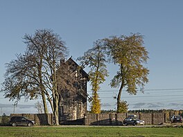 Jen�e jaký ú�el dát stavb�, která se táhne t�i patra nad zem, a p�itom má...