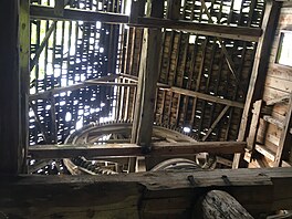 Bez jakékoliv údr�by a s prohnilou st�echou se rychle rozkládaly vn�j�í i...