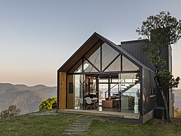 Chata s hezkým výhledem a krásnými západy slunce? Takovým popiskem se chlubí...