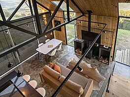 I p�es sklen�né tabule, které postihují t�i sv�tové strany, se interiér chaty...