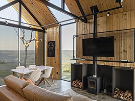 Chata má krb a klimatizaci dimenzovanou pro oba prostory, co� umo��uje pohodlí...