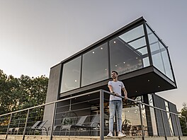 Z chaty je nádherný panoramatický výhled. Vrcholky na horizontu pokrývají sv�í...