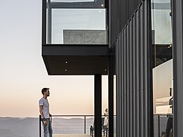 S vyzvednutím stavby nad terén pomáhají ocelové konstrukce a montované kovové...