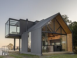 Spektrum u�itých materiál� dopl�uje odhalený beton základových desek a podlá�ek...