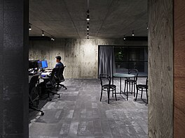 Objekt pipomínající umlou jeskyni skvle izoluje hluk velkomsta. Architekt...