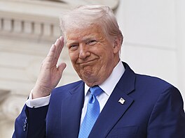 Americký prezident Donald Trump gestikuluje na  vzpomínkovém dni na...
