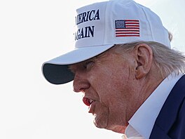 Americký prezident Donald Trump hovoí s médii ped nástupem do letadla Air...