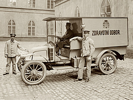 Jedna z prvních sanitek v Praze ped první svtovou válkou