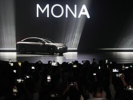 Prezentace elektromobilu MONA M03 Max EV od ínské automobilky XPENG na akci...