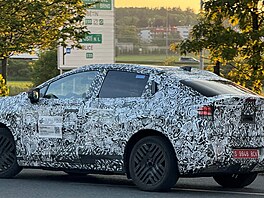 Prototyp nové generace Nissanu Leaf pi testech v Praze