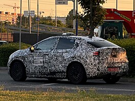 Prototyp nové generace Nissanu Leaf pi testech v Praze