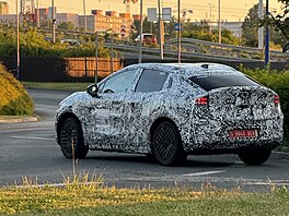 Prototyp nové generace Nissanu Leaf pi testech v Praze