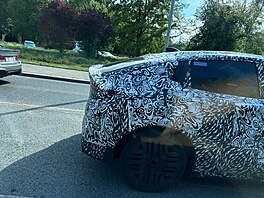 Prototyp nové generace Nissanu Leaf pi testech v Praze