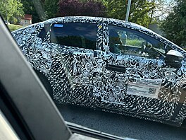 Prototyp nové generace Nissanu Leaf pi testech v Praze