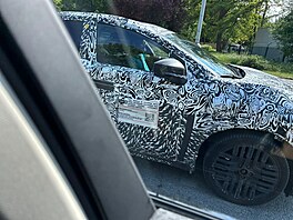 Prototyp nové generace Nissanu Leaf pi testech v Praze