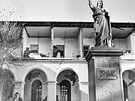 V okolí dal�í toky ztrácely koryta, bortily se mosty, tisíce hektar� polí a...